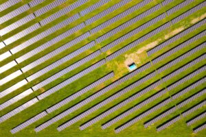 Read more about the article Farmy PV w Polsce na zakręcie transformacji energetycznej – szanse, wyzwania i rosnący problem curtailmentów