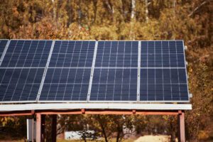 Read more about the article Dlaczego instalacje PV tracą moc jesienią – i jak to zrekompensować?