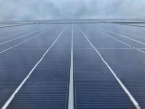 Read more about the article Fotowoltaika kontra mgła, deszcz i krótkie dni – czy panele działają jesienią?