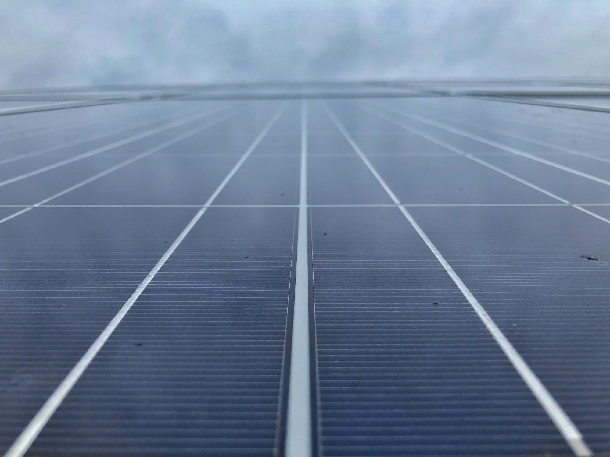 Fotowoltaika kontra mgła, deszcz i krótkie dni – czy panele działają jesienią?