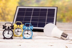 Read more about the article Fotowoltaika i zmiana czasu — czy krótsze dni wpływają na opłacalność instalacji?