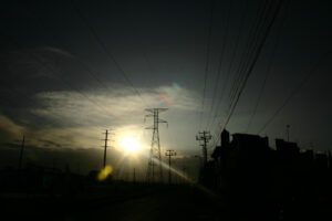 Read more about the article Jesień bez zmartwień — jak magazyn energii chroni przed przerwami w dostawie prądu?