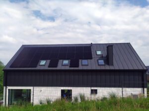 Read more about the article Jak wybrać odpowiedni magazyn energii do swojej instalacji fotowoltaicznej — praktyczny poradnik