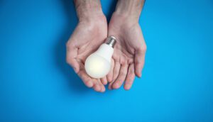 Read more about the article Magazyn energii a niezależność energetyczna – ile energii możesz przechować i co to realnie zmienia?