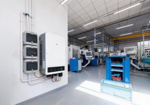 Read more about the article Magazyny energii w firmach produkcyjnych – realna optymalizacja kosztów i bezpieczeństwo operacyjne