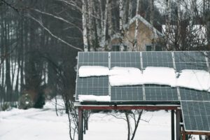 Read more about the article Instalacja OZE po zimie – jak przygotować instalację OZE na kolejne 10 miesięcy po najtrudniejszym teście roku?