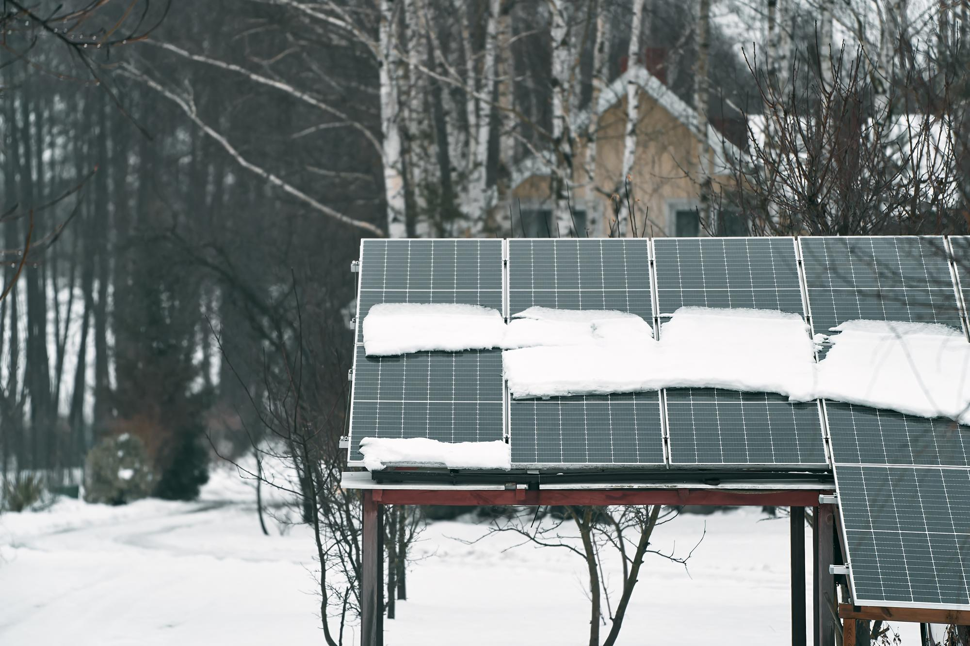 Instalacja OZE po zimie – jak przygotować instalację OZE na kolejne 10 miesięcy po najtrudniejszym teście roku?