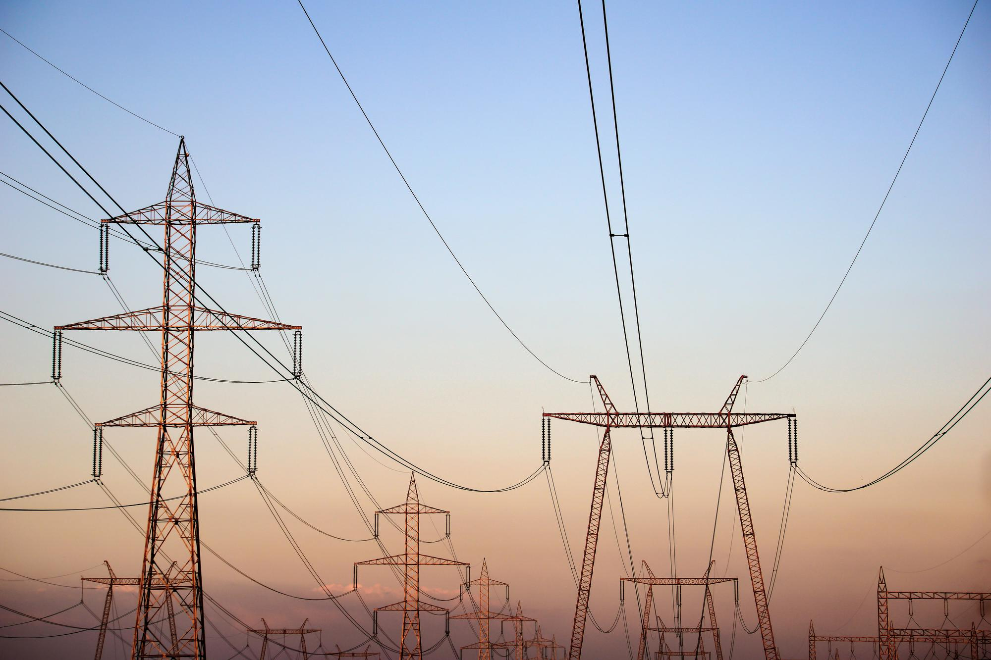 You are currently viewing Jak dobór optymalnej taryfy prądu zwiększa opłacalność OZE? Ekspercka analiza z perspektywy biznesowej