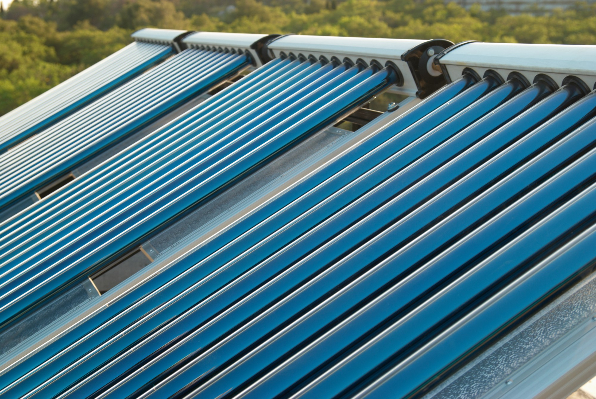 Kolektory słoneczne wracają do gry? Dlaczego w 2026 znów się o nich mówi