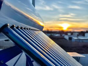 Read more about the article Energia ze słońca do ogrzewania wody – czy kolektory są bardziej efektywne niż fotowoltaika?