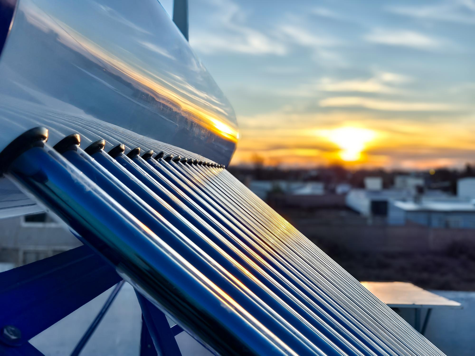 Energia ze słońca do ogrzewania wody – czy kolektory są bardziej efektywne niż fotowoltaika?