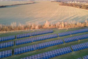 Read more about the article Dlaczego panele fotowoltaiczne produkują więcej energii w chłodne dni? Wiosenny paradoks fotowoltaiki