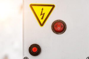 Read more about the article Czy magazyn energii działa bez prądu z sieci? Fakty o zasilaniu awaryjnym