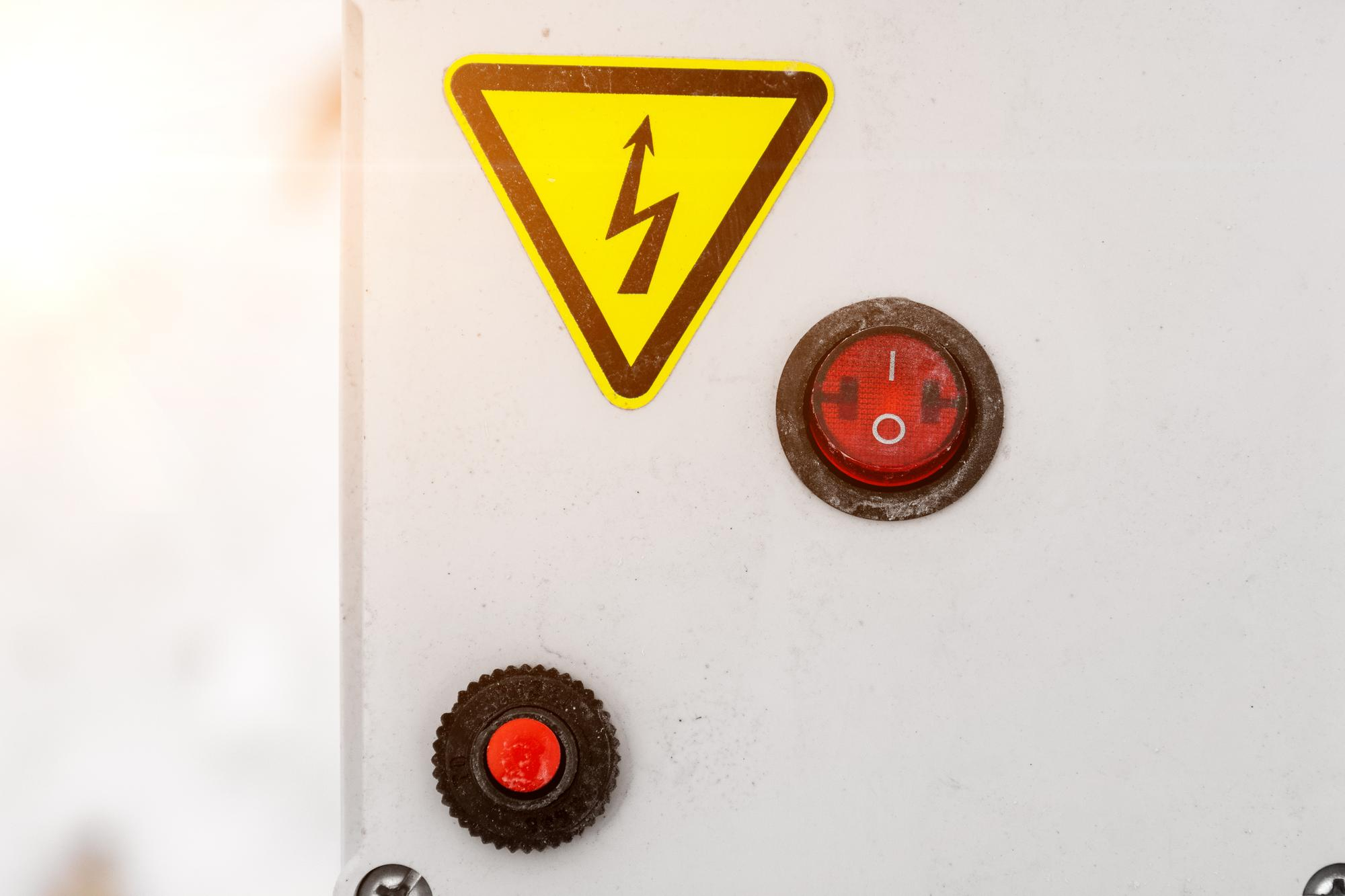 Czy magazyn energii działa bez prądu z sieci? Fakty o zasilaniu awaryjnym