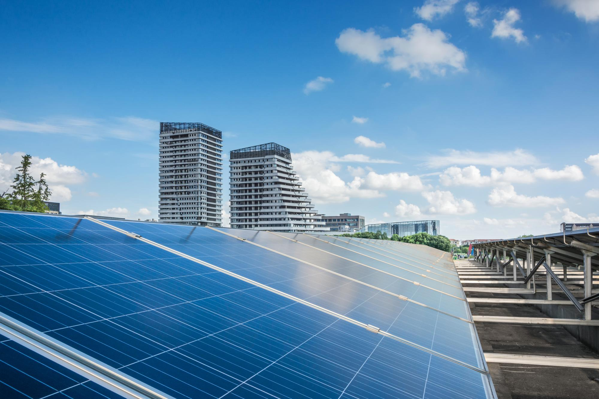 You are currently viewing Fotowoltaika dla wspólnot mieszkaniowych – czy 2026 to przełom dla bloków i osiedli?