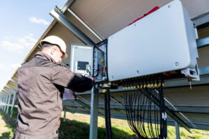 Read more about the article Magazyn energii a fotowoltaika hybrydowa – jak zwiększyć efektywność i poprawić bilans energetyczny?