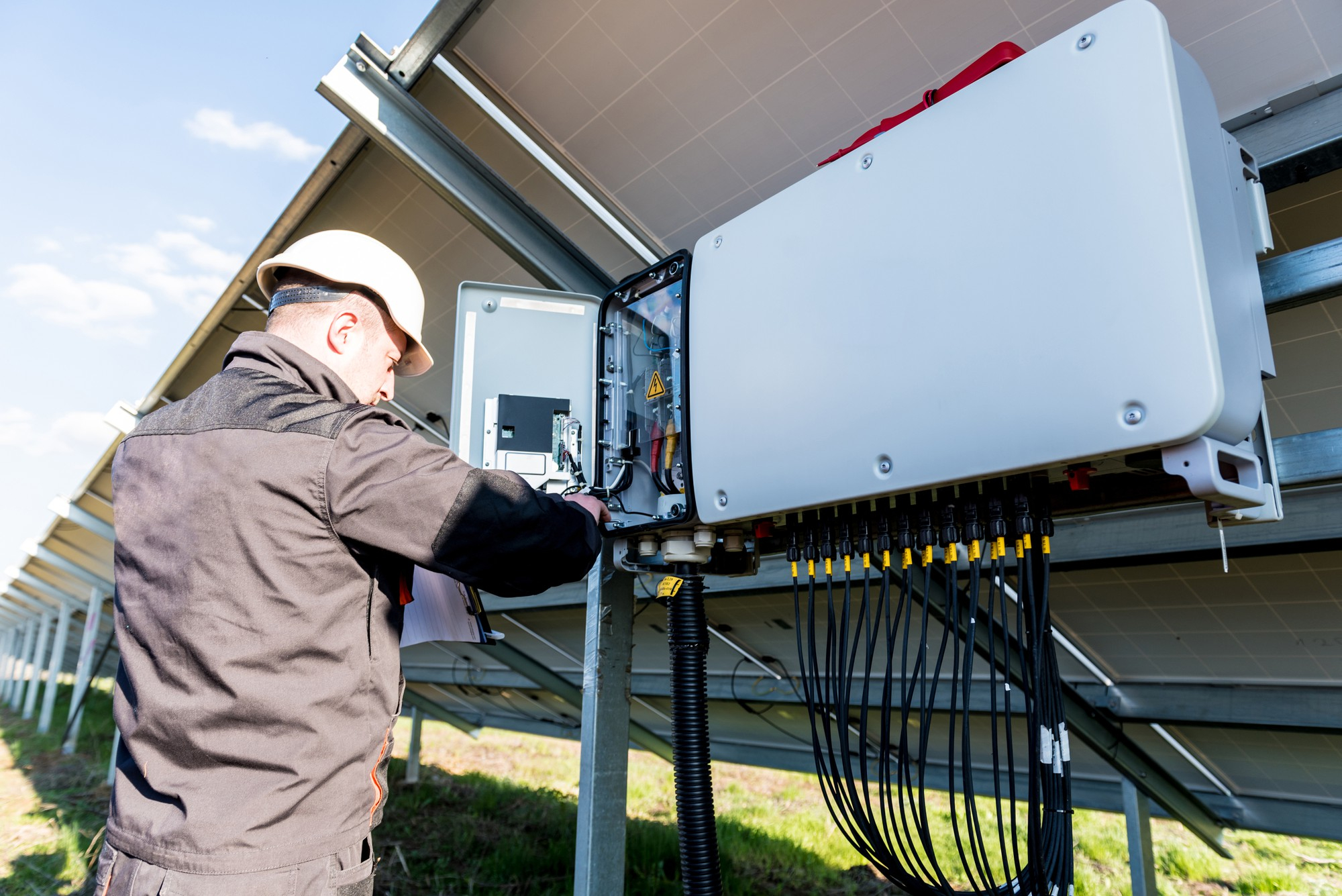 Magazyn energii a fotowoltaika hybrydowa – jak zwiększyć efektywność i poprawić bilans energetyczny?