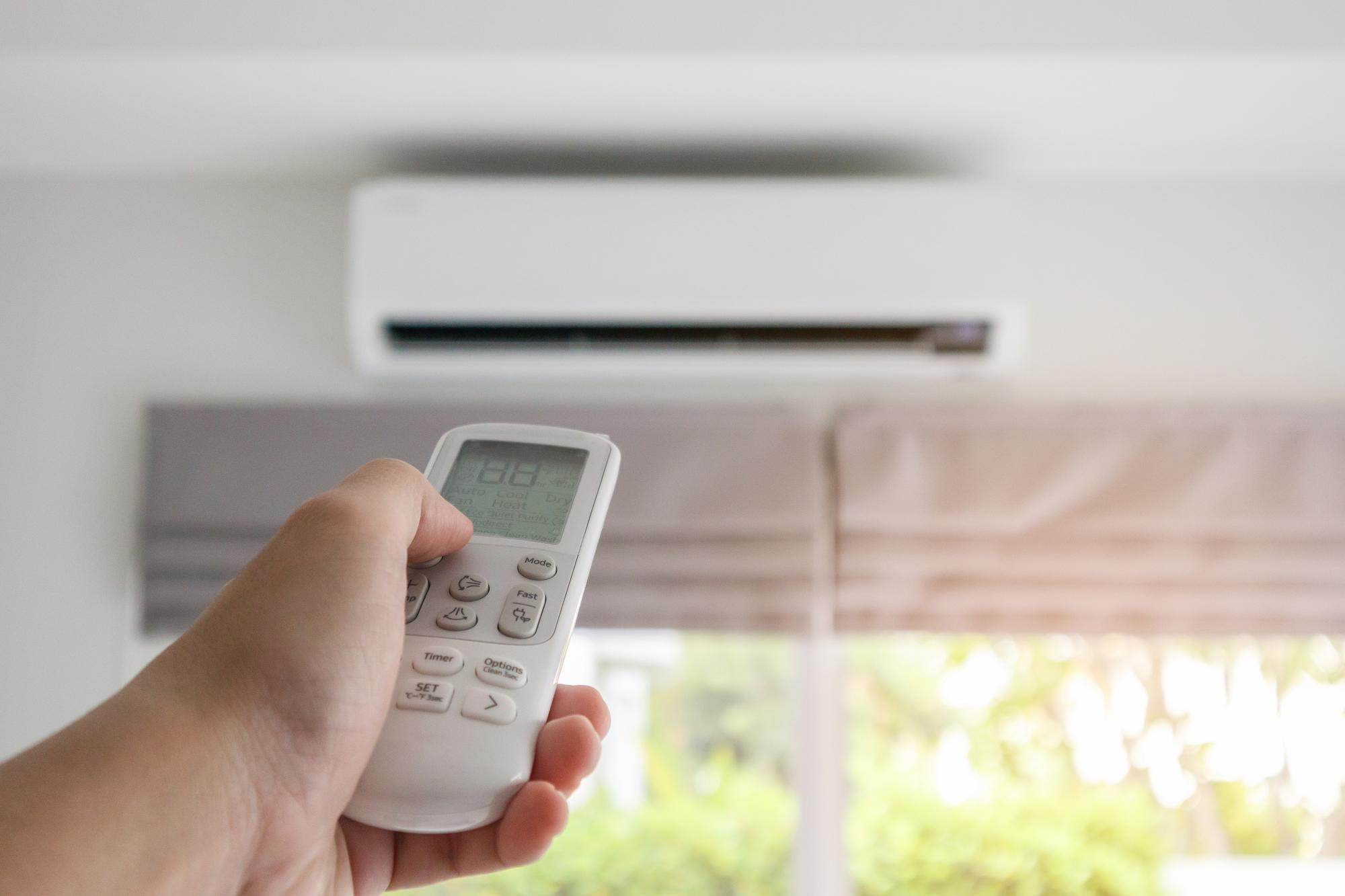 Klimatyzacja zasilana z fotowoltaiki – ile naprawdę kosztuje chłodzenie domu latem?