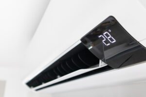 Read more about the article Czy pompa ciepła może zastąpić klimatyzację? Sprawdź, kiedy jedno urządzenie wystarczy, a kiedy postawić na duet